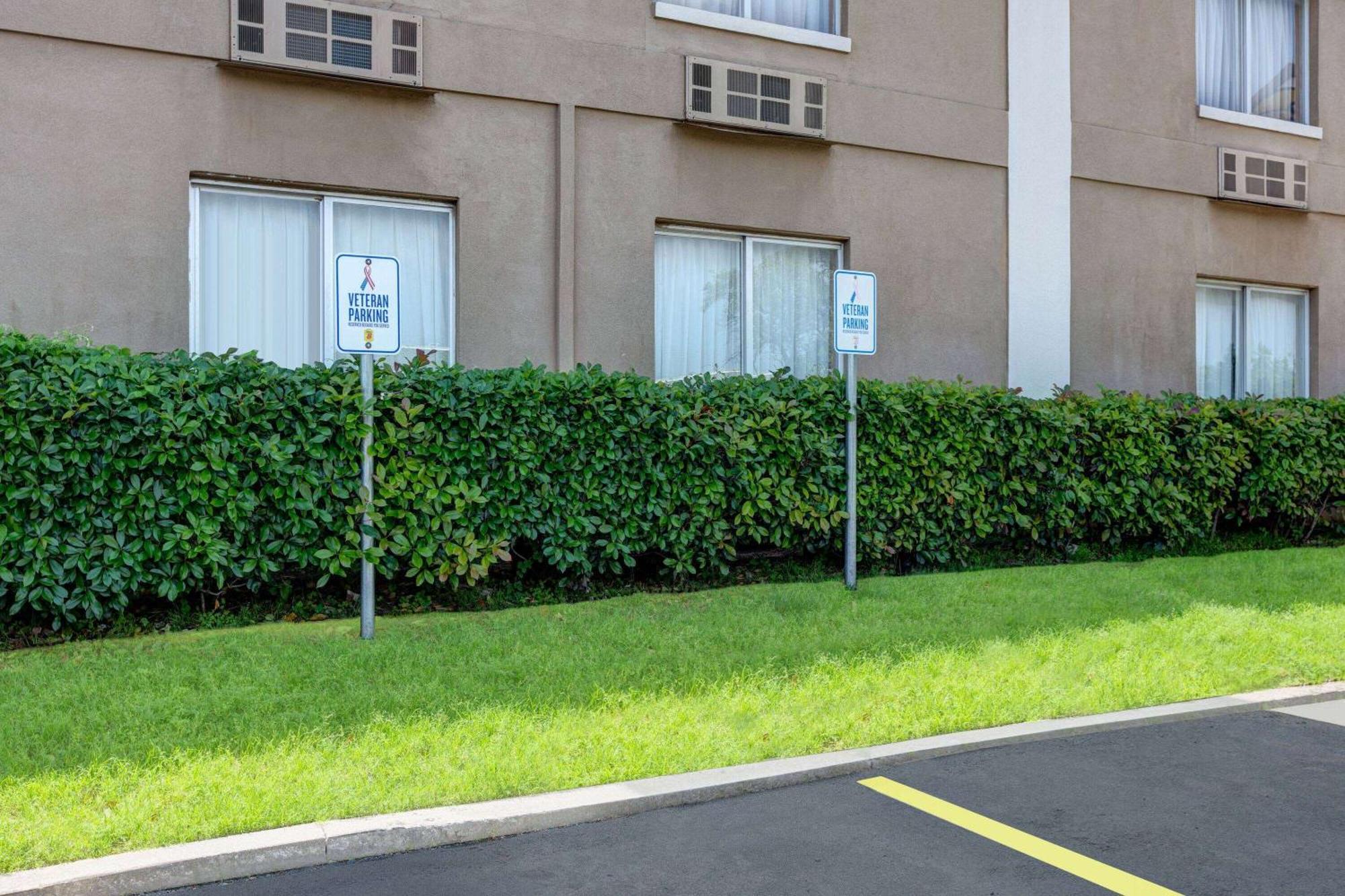 Super 8 By Wyndham Grand Prairie North Motel Exterior foto